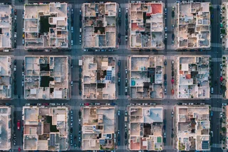 Cubiertas de viviendas adosadas vistas desde el aire