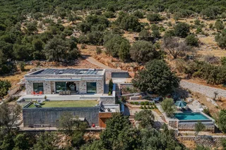 Chalet con placas solares en cubierta plana