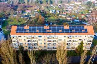 Edificio con placas solares en la cubierta