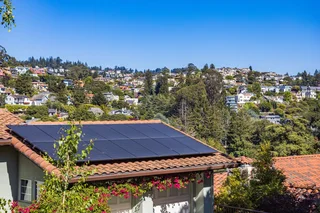 Vivienda con placas solares instaladas sobre cubierta de teja